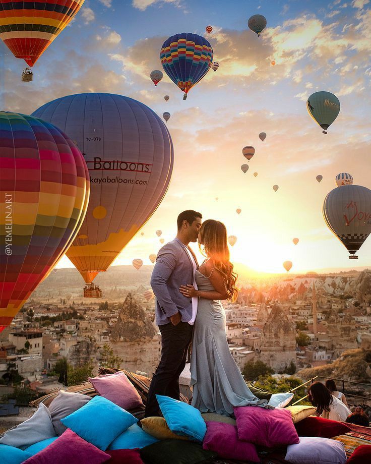 newly weds kissing in the capadoa turkey, in front of the hot air ballon