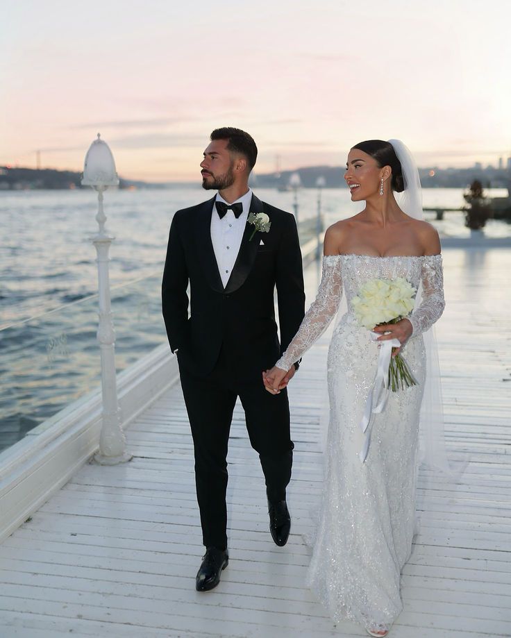 newly weds at the ocean